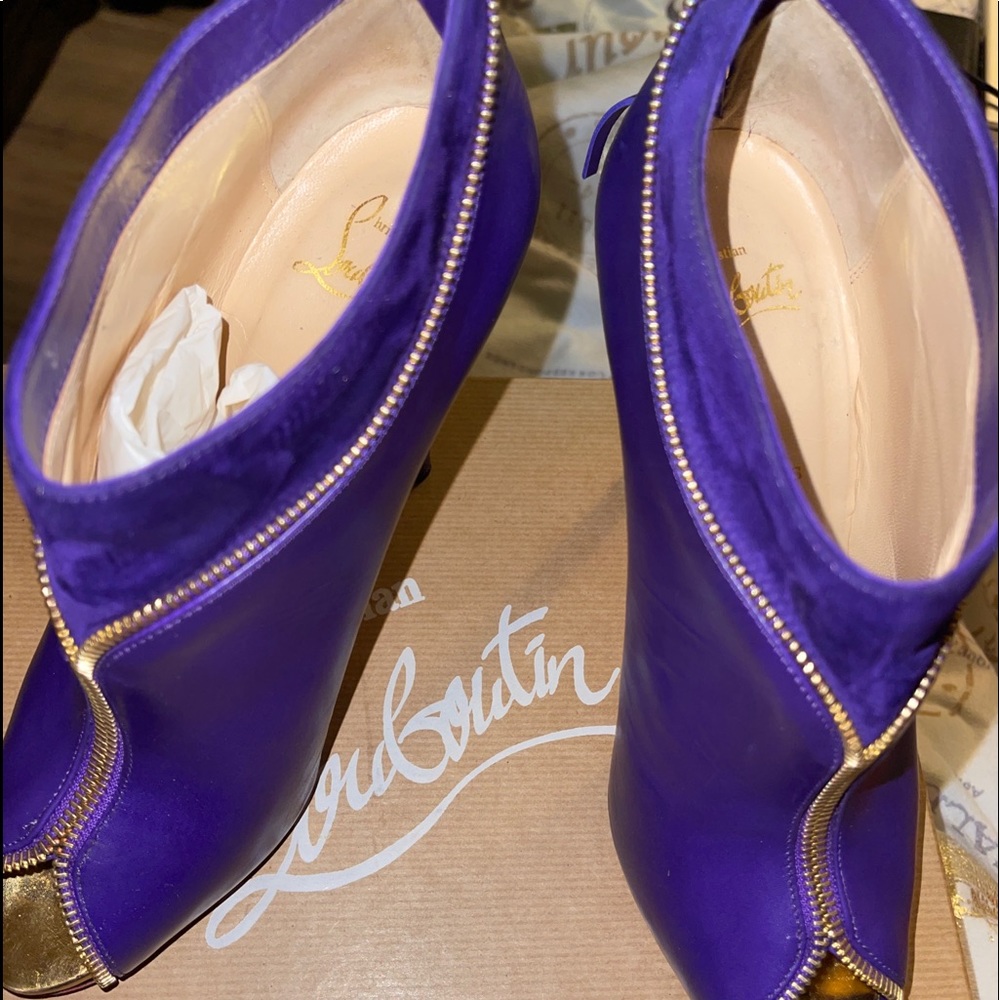 Authentic Christian Louboutin’s Zippe 120 Violette/Gold Original Box & dust bag.